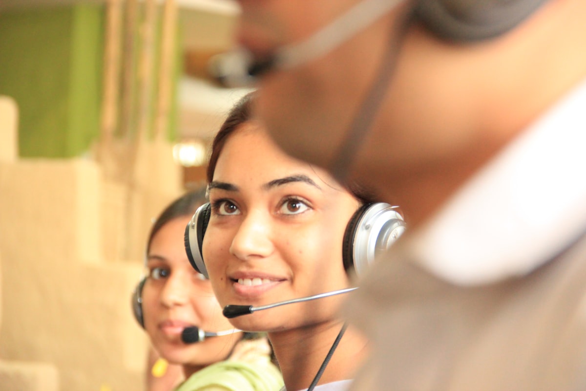 Vriendelijke medewerker met headset helpt een klant